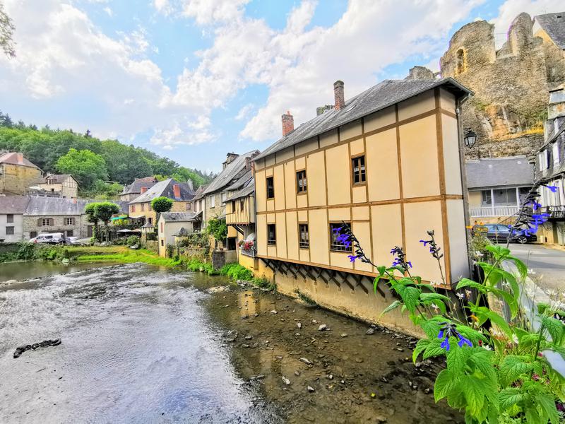 An Iconic property! One of the most recognisable houses in this Plus Beaux Village of France. Reaching over the river and under the gaze of the magnificent chateau, the chance to own this "picture postcard" property, which would make a fabulous home or Chambre d'Hotes!